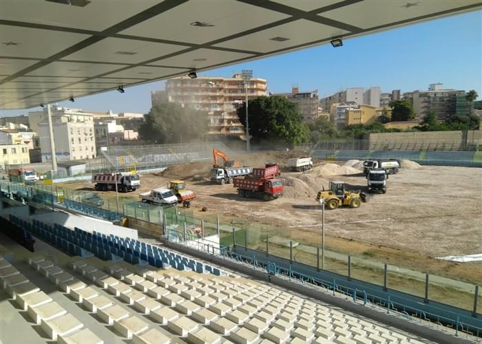 Chantier Stade Gazon Synthétique Positionnement et installation du gazon artificiel incluant tous les travaux complémentaires... <a href=_/entreprise/de-la-production-a-l-installation-votre-revetement-en-gazon-synthetique-cle-en-main__Lire la suite</a>