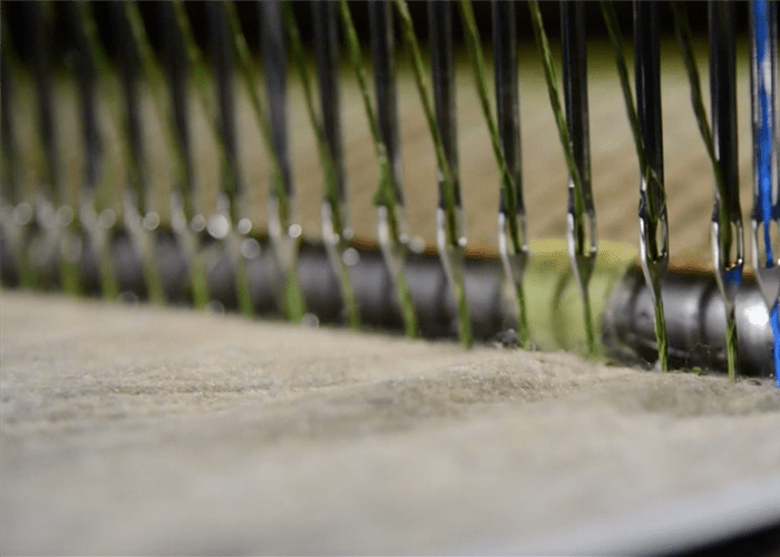 Tissage Gazon Synthétique Production, pour arriver à la réalisation du tapis en gazon synthétique Italgreen applique les processus suivants : Extrusion, Torsion, Tissage (voir photo), étalage... <a href="/entreprise/de-la-production-a-l-installation-votre-revetement-en-gazon-synthetique-cle-en-main">Lire la suite</a>